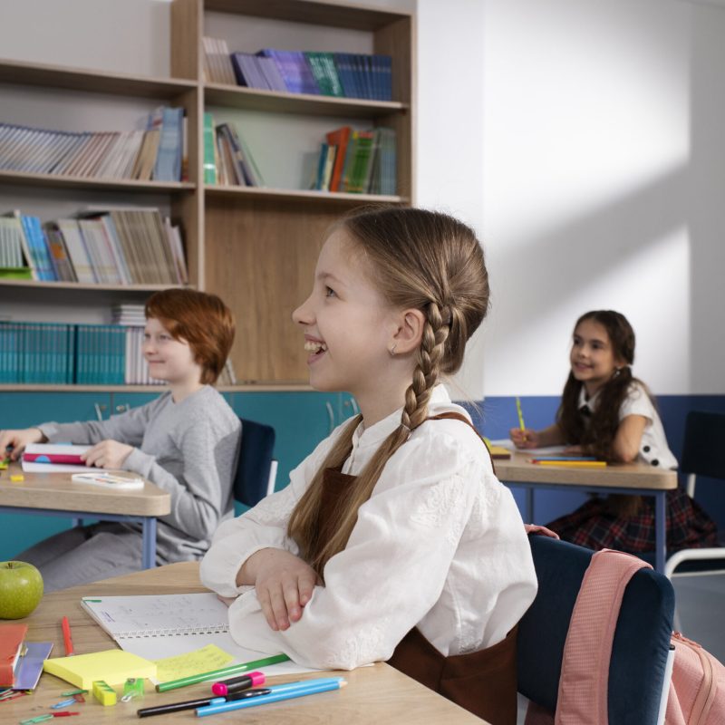 kids-classroom-taking-english-class